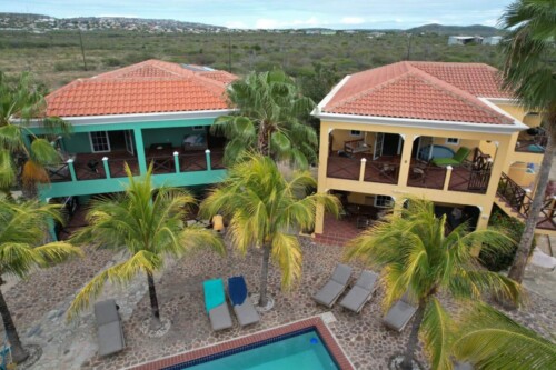 Aerial view of Villa Olivia (green) and Villa Makoshi (yellow)